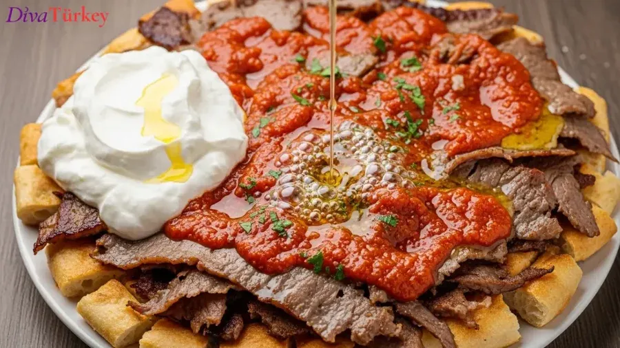 อิสเคนเดอร์ เคบับ - เนื้อโดเนอร์วางบนขนมปังพิเด ราดซอสมะเขือเทศและเนยละลาย เสิร์ฟพร้อมโยเกิร์ต