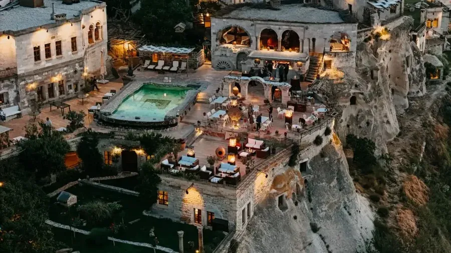 สระว่ายน้ำอุ่นกลางแจ้งของ Museum Hotel พร้อมวิวหุบเขา