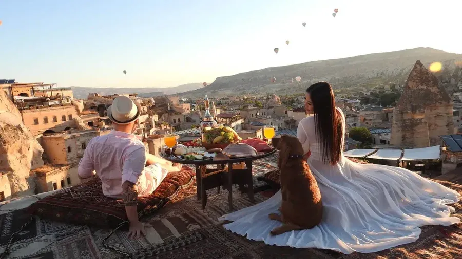 ระเบียงดาดฟ้าอันโด่งดังของ Sultan Cave Suites ที่เต็มไปด้วยบอลลูน